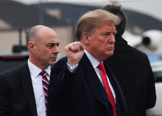 US President Donald Trump gestures as he walks to Airforce One before departing Joint Base Andrews, Maryland on February 11, 2019. - Trump is headed to El Paso, Texas for a political rally. (Photo by Nicholas Kamm / AFP)